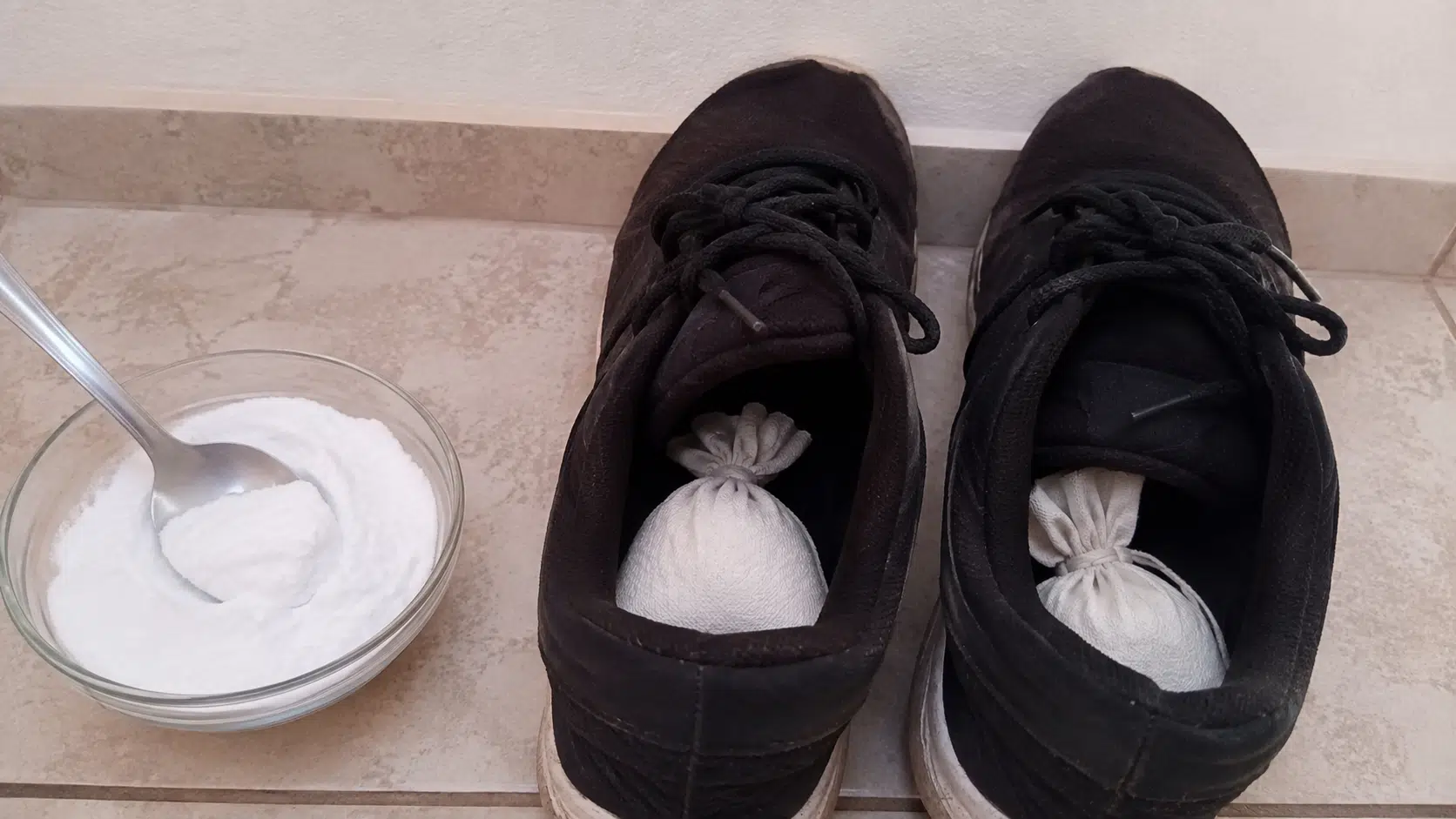 Sapatos com saquinhos de bicarbonato de sódio para ajudar a absorver a umidade e reduzir o mau cheiro de forma prática e econômica.