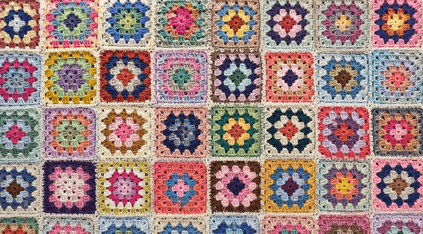 Granny squares em crochê: Veja os gráficos do estilo que está presente em bolsas, coletes e até cardigans