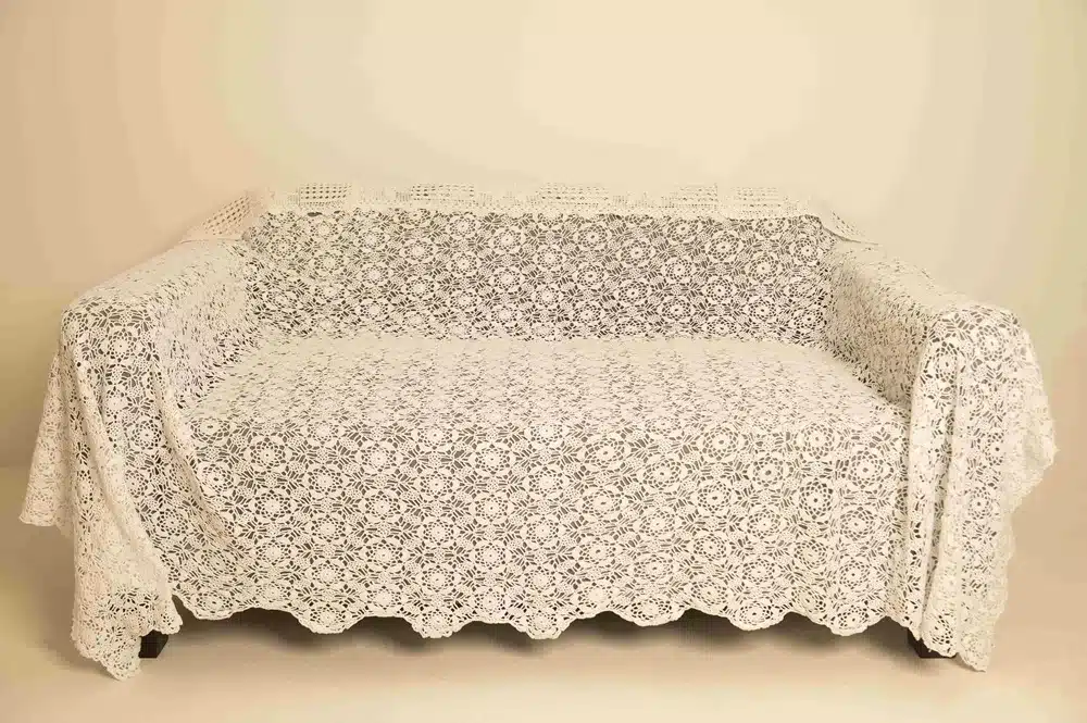 Uma das peças artesanais de Almira Costa destaca a delicadeza do crochê e sua importância como patrimônio afetivo e cultural.
