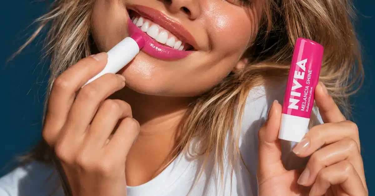 Mulher aplicando hidratante labial Nivea enquanto segura a embalagem do produto.