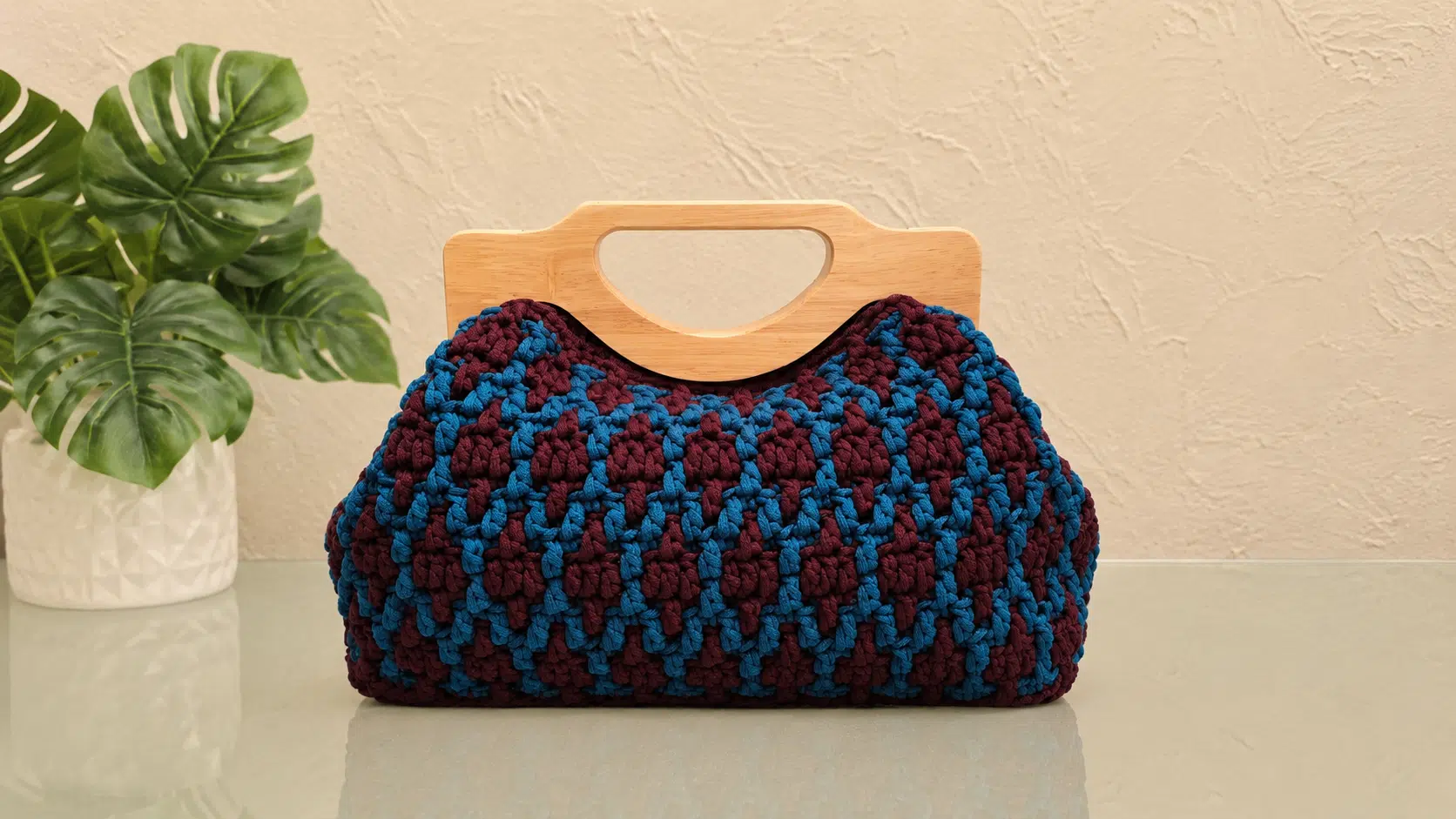 Bolsa de crochê mosaico em fio náutico com alça de madeira e ponto geométrico texturizado