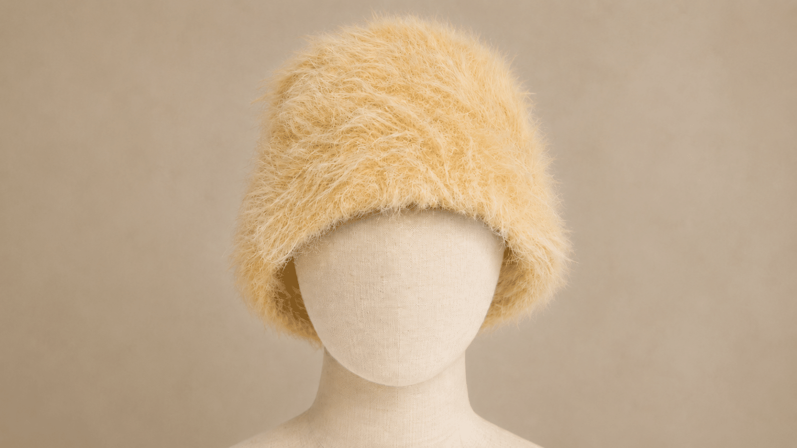 Bucket hat de crochê felpudo em tom creme sobre manequim