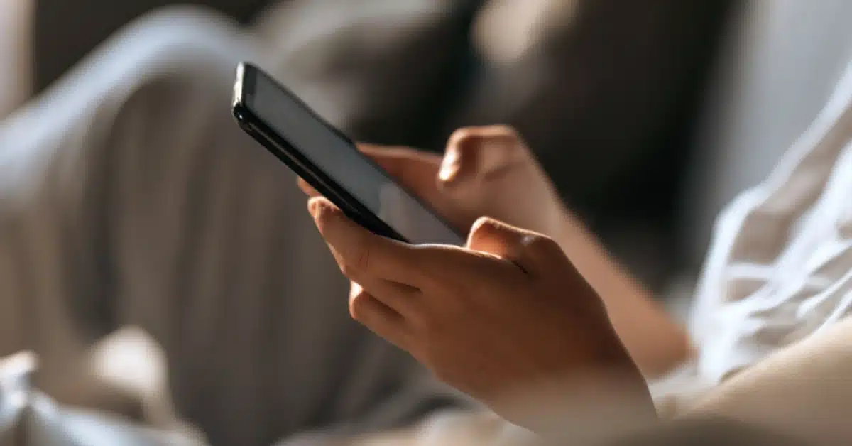 Pessoa usando o celular, representando a influência das redes sociais sobre a autoestima e a autoimagem.