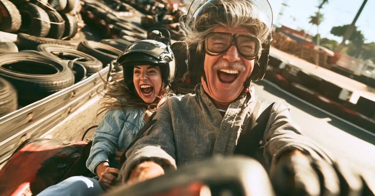 Pai e filha sorrindo durante passeio de kart, representando uma experiência diferente como presente para o Dia dos Pais.