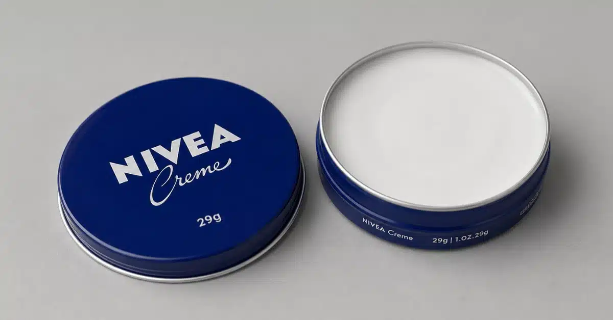 Latinha azul do Nivea Creme aberta, mostrando o hidratante branco em seu interior.