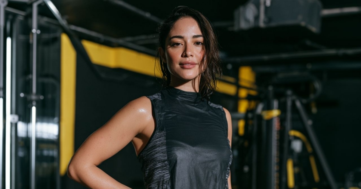 Mulher em academia após o treino, representando foco, disciplina e motivação para alcançar objetivos.