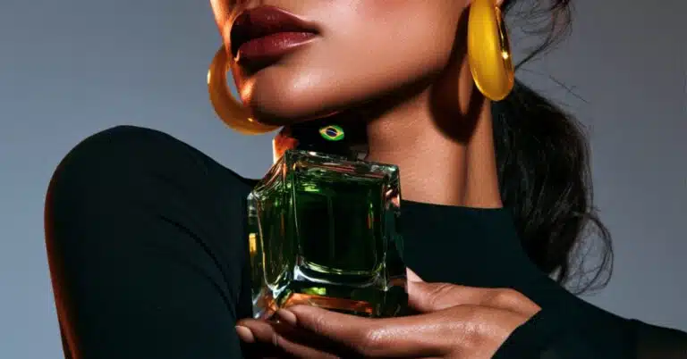 Mulher segurando frasco de perfume, representando fragrâncias femininas nacionais marcantes e sensuais.