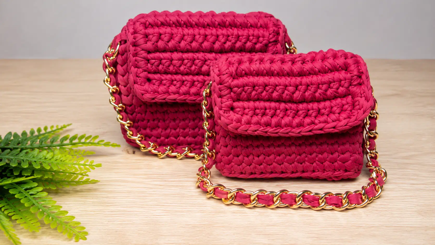 Conjunto de bolsas de crochê modelo mãe e filha confeccionadas com fio de malha Premium, destacando o acabamento estruturado e as alças em corrente dourada. Foto Estúdio Katia Ribeiro ©