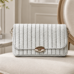Bolsa Estelar branca estruturada com textura vertical e fecho metálico