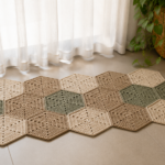 Tapete geométrico de crochê com hexágonos em tons de bege, marrom e verde