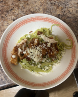Espagueti verde con pollo empanizado: Noodles in green sauce topped by sliced, breaded chicken