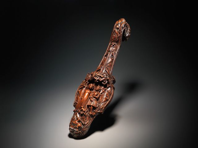 This musical instrument is suspected to be a chordophone (lute) dating back to ca.1420, depicting courtly romance and probably alludes to the rewards of fidelity in love. Cupid, armed with bow and arrow, hovers over the couple, a young man represented as falconer (the falcon denotes loyalty and trust) and a maiden with unbound hair who clasps his arm. A dog, likewise suggesting loyalty, sits at their feet.