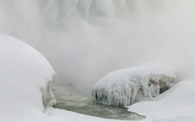 Frío extremo en Canadá y Estados Unidos congeló las cataratas del Niágara