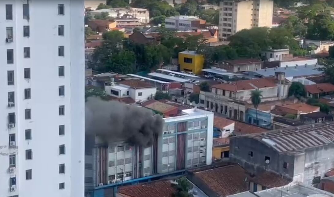 Incendio en microcentro de Asunción: bomberos trabajan para controlar las llamas