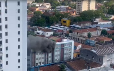 Incendio en microcentro de Asunción: bomberos trabajan para controlar las llamas
