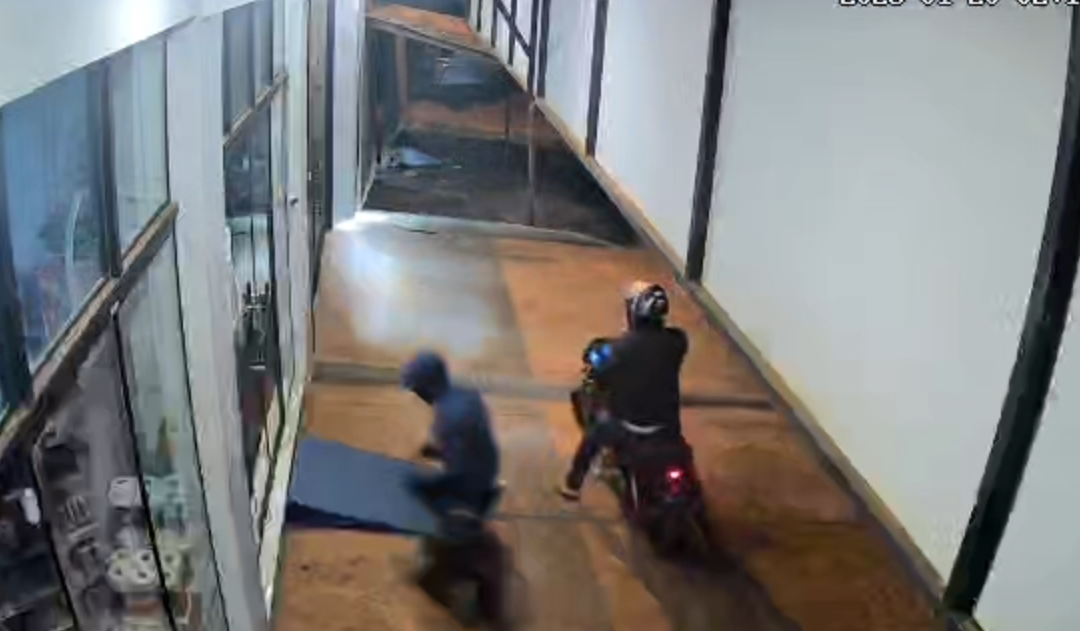 Delincuentes roban medicamentos para adelgazar de una farmacia de CDE