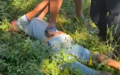 Sorprendió a un hombre dentro de su automóvil y lo entregó a la Policía