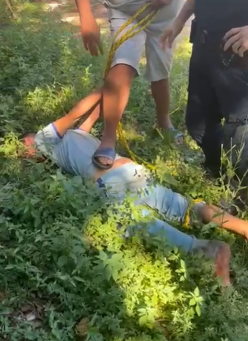 Sorprendió a un hombre dentro de su automóvil y lo entregó a la Policía