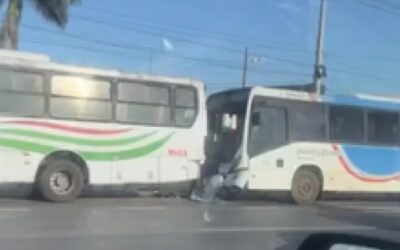 Choque entre dos ómnibus del transporte público dejó más de 15 heridos