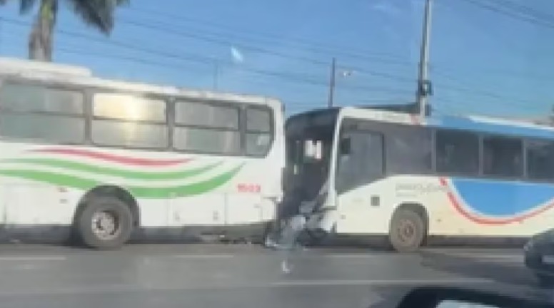 Choque entre dos ómnibus del transporte público dejó más de 15 heridos
