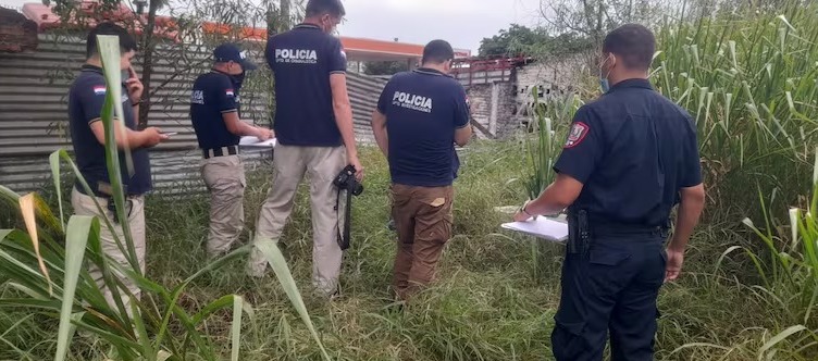 Hallan cuerpo de una mujer en un patio baldío en Roque Alonso