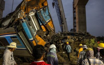 Grúa cayó sobre un tren en Tailandia y mató a 32 personas