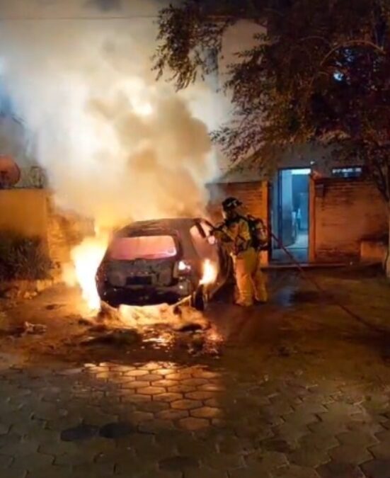 Hombre habría incendiado el vehículo de su expareja por celos