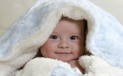 Pediatra advierte sobre riesgos de besar a los niños pequeños en la boca