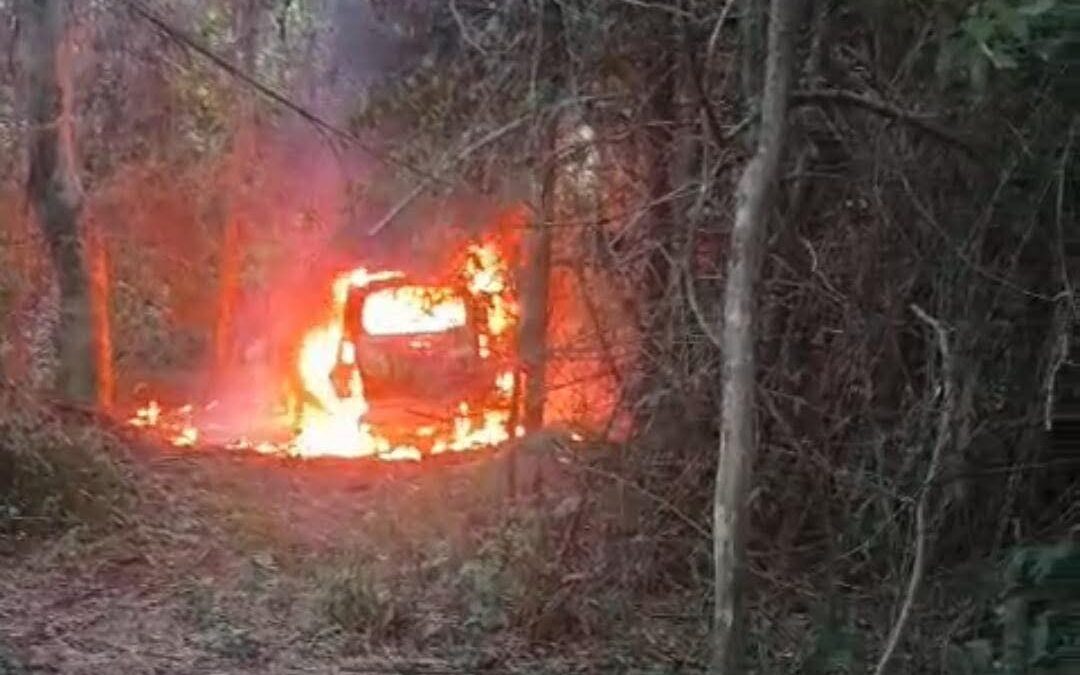 Hombre agredió a su pareja e incendió su automóvil en Capitán Meza