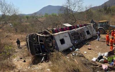 Vuelco de autobús en Brasil deja 15 personas fallecidas