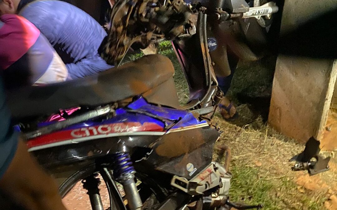 Adolescente que conducía moto casi muere aplastado por un camión