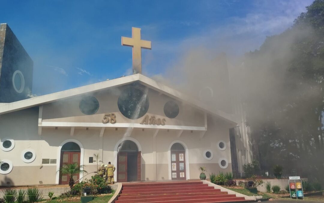Reportan incendio de grandes proporciones en la catedral de CDE