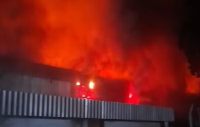 Incendio consume fábrica en Limpio