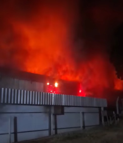 Incendio consume fábrica en Limpio