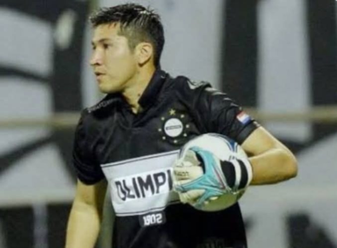 Buscan a exarquero de fútbol por presunto tráfico de cocaína