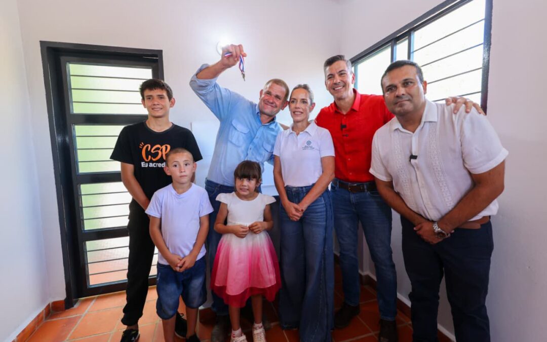Santiago Peña encabezó entrega de 54 viviendas en Paraguarí