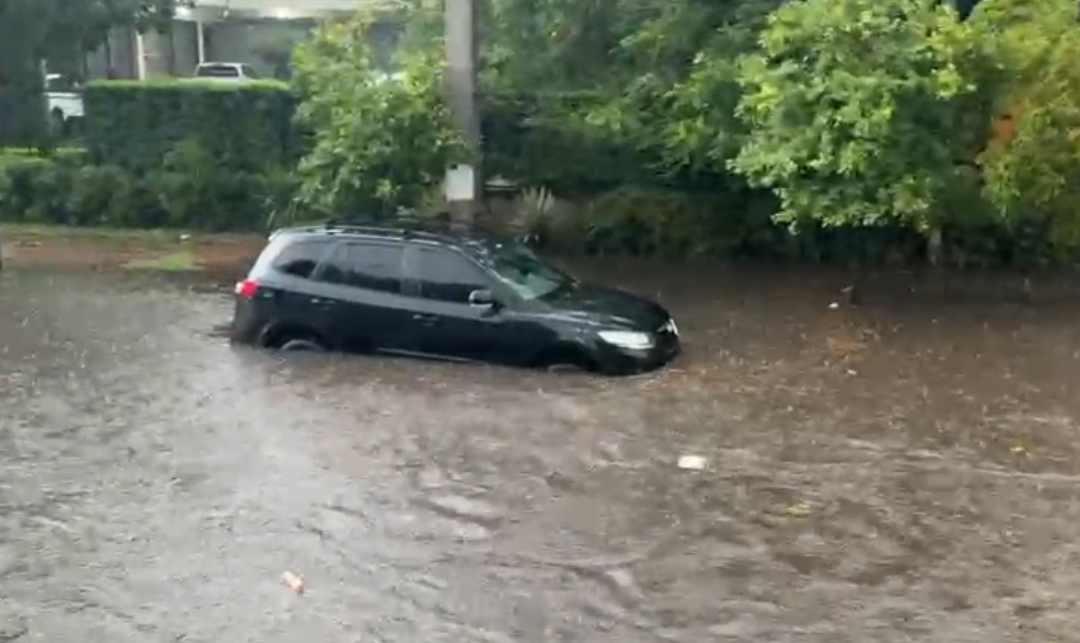 Reportan inundaciones tras fuertes lluvias en Asunción