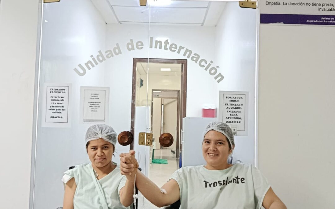 Amor de primas: tras 11 años de hemodiálisis, joven recibe un riñón donado por su prima