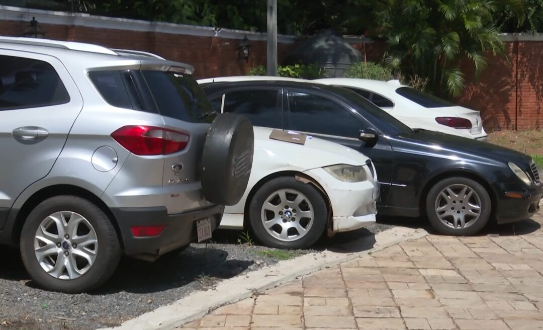 Desmantelan red que ofertaba automóviles lujosos con documentos falsos