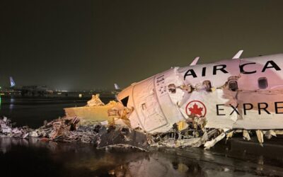 Pilotos mueren tras colisión entre avión y camión de bomberos en Nueva York