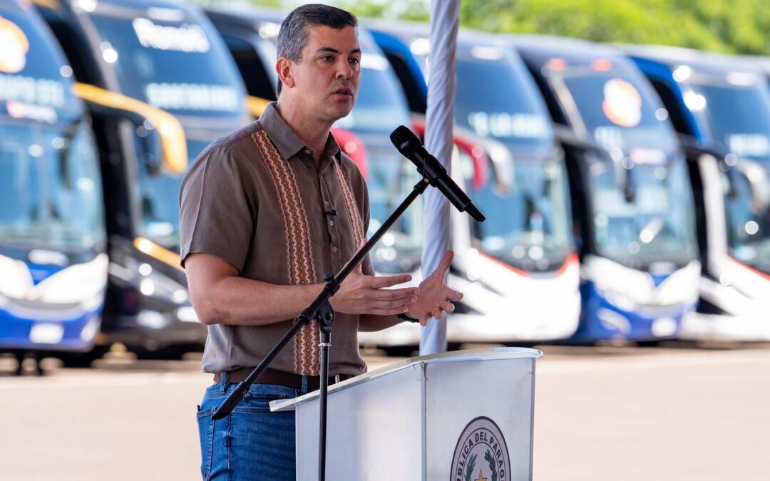 Santiago Peña descarta aumento del pasaje y sugirió a transportistas cargar combustible de Petropar