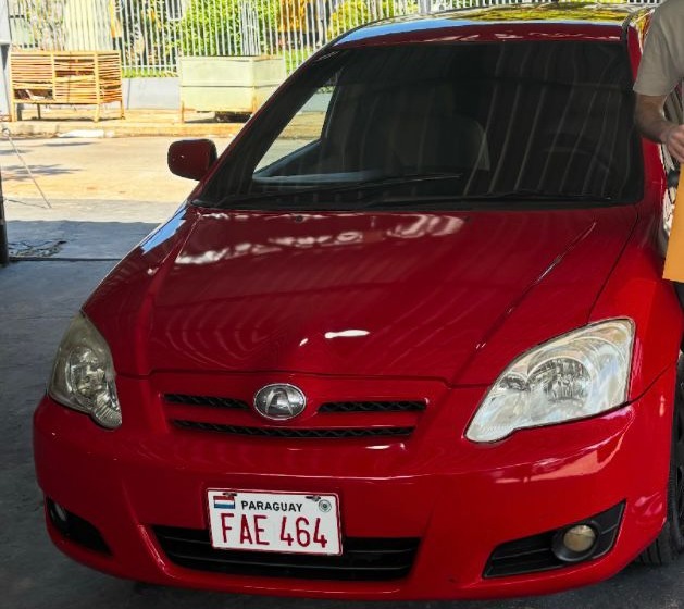 En segundos, roban vehículo de un joven frente a su vivienda