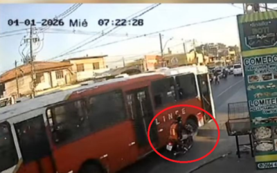 Motociclista sufre grave accidente tras adelantamiento por la derecha