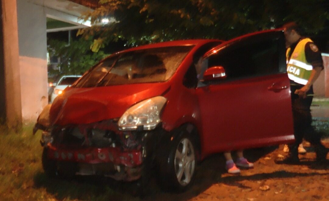 Adolescente choca contra una columna y un árbol en Ñemby