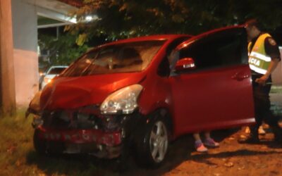 Adolescente choca contra una columna y un árbol en Ñemby
