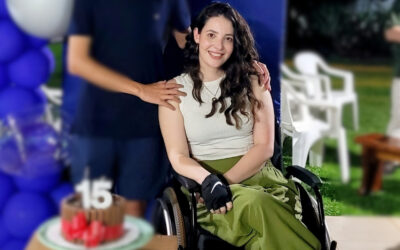 Solicitan ayuda para comprar silla de ruedas adaptada para mujer con esclerosis múltiple