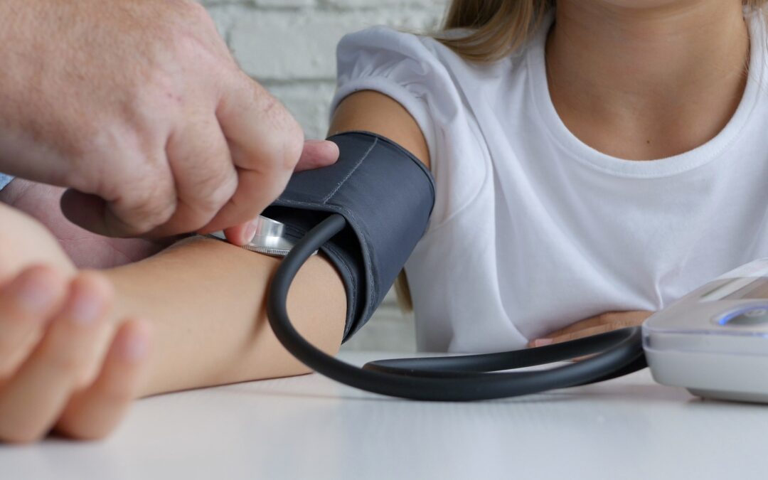 Hipertensión juvenil en aumento: recomiendan cambios de hábitos para evitar complicaciones