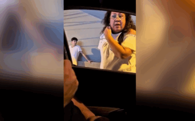 Una mujer utilizó una placa policial para amenazar a una familia