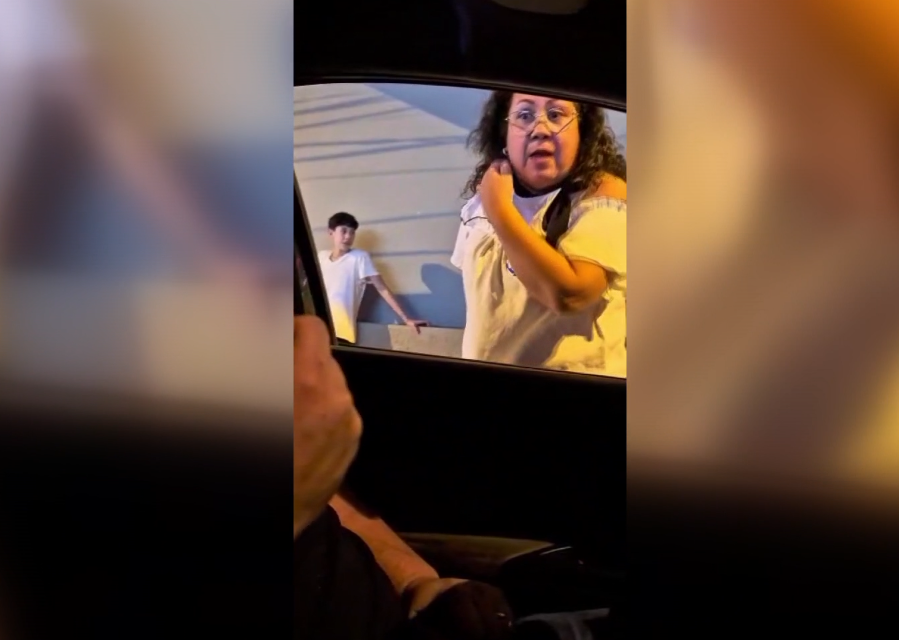 Una mujer utilizó una placa policial para amenazar a una familia