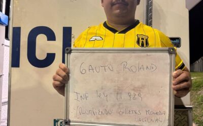 Hincha de Guaraní fue detenido en Argentina por romper billetes en el estadio